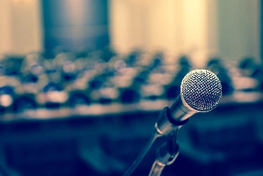 Изображение мужчины на баннере