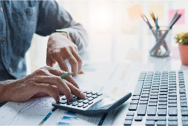 Изображение мужчины на баннере