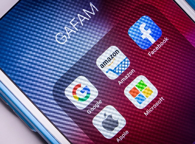 Изображение мужчины на баннере