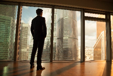 Изображение мужчины на баннере