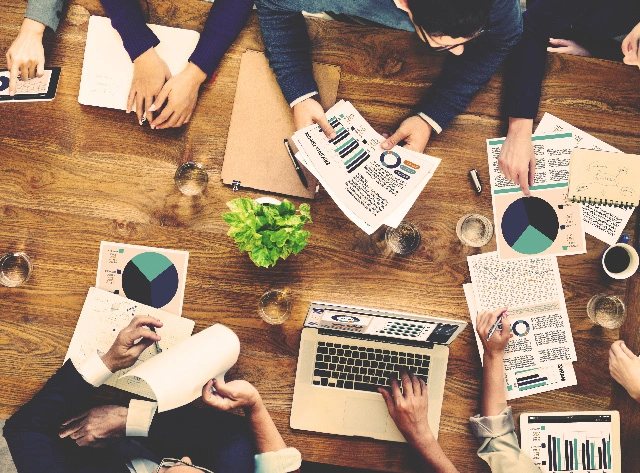 Изображение мужчины на баннере