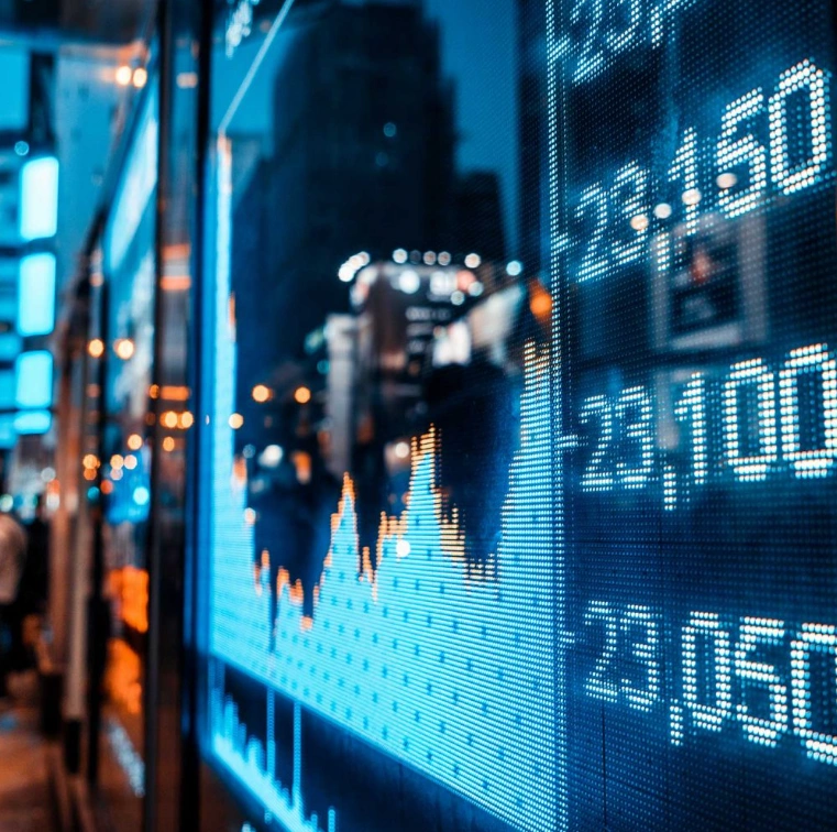 Изображение мужчины на баннере