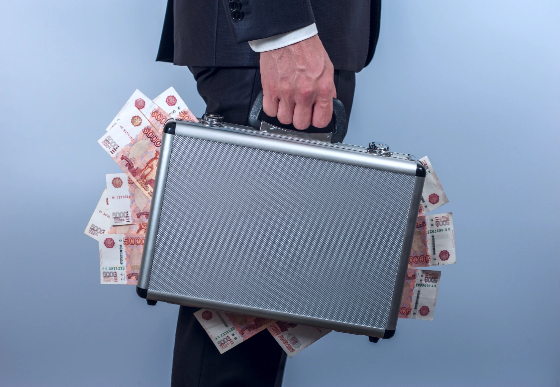 Изображение мужчины на баннере