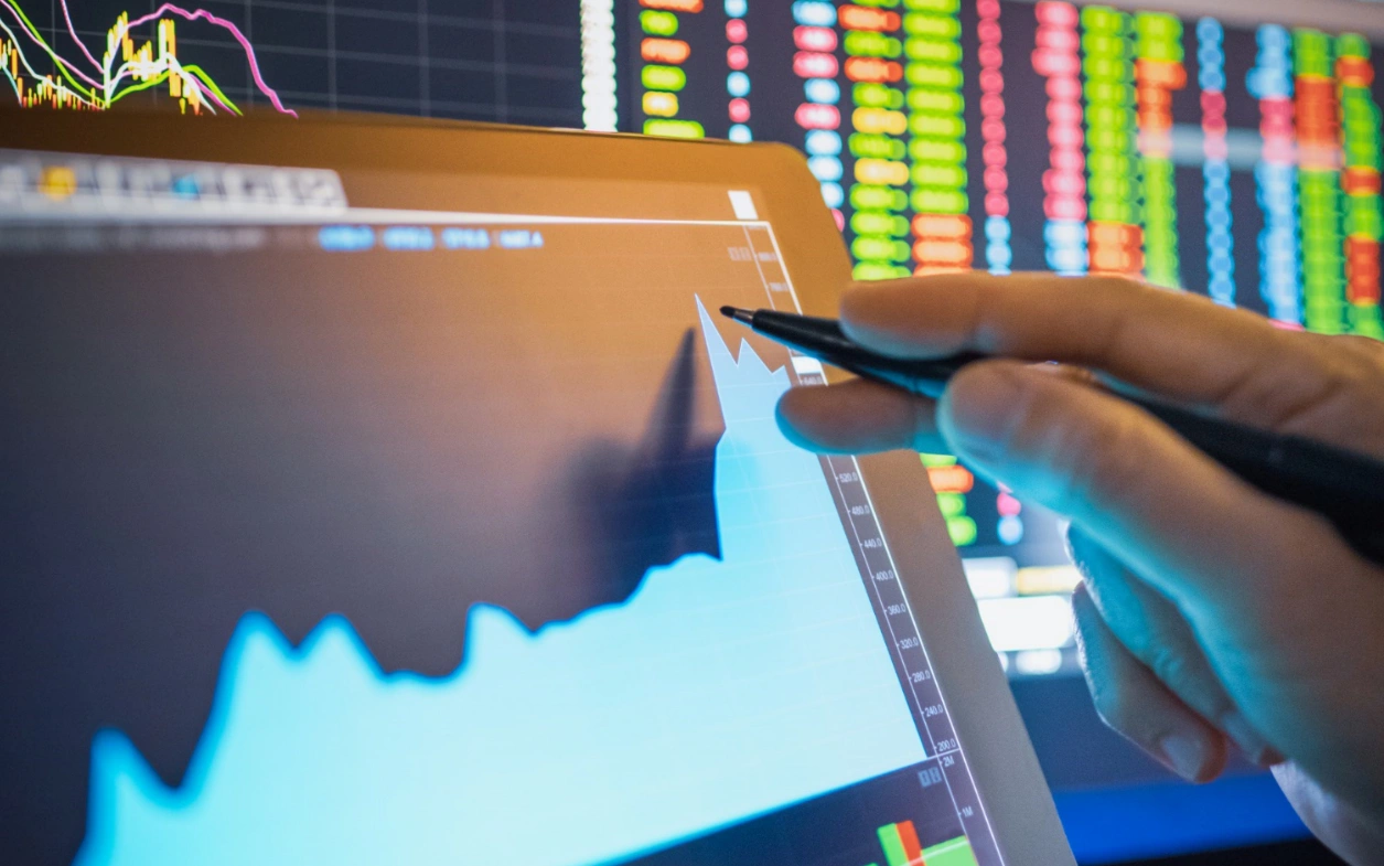 Изображение мужчины на баннере