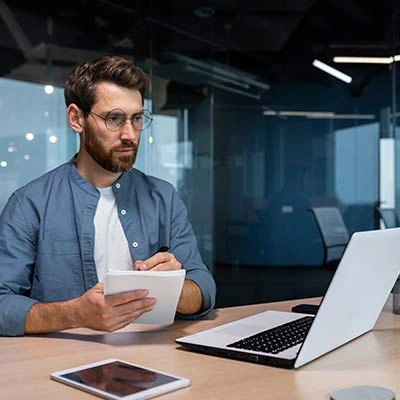 Изображение мужчины на баннере