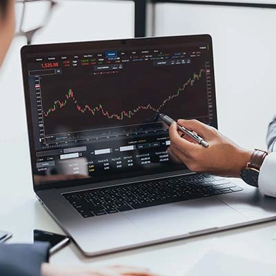 Изображение мужчины на баннере