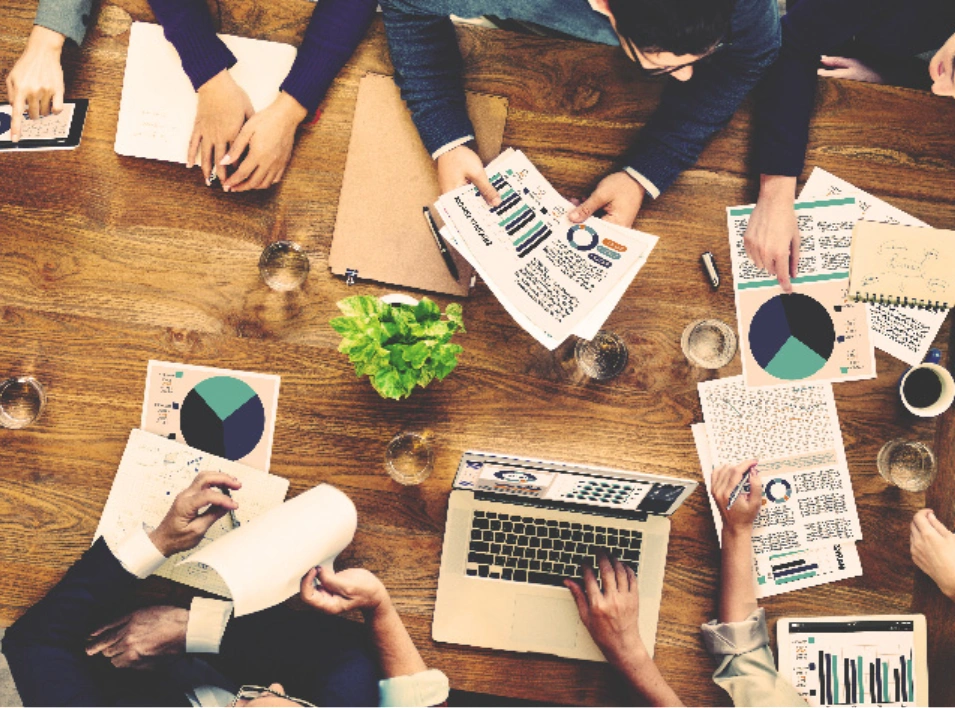 Изображение мужчины на баннере